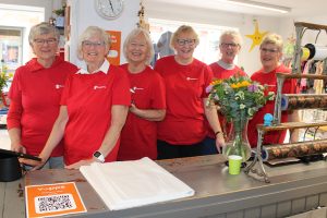 Butikkdamene i Røros Redd Barna bruktbutikk. Foto: Tove Østby