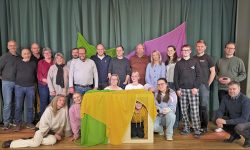 Denne gjengen øver hardt for å få publikum til å le i årets Glåmosrevy.