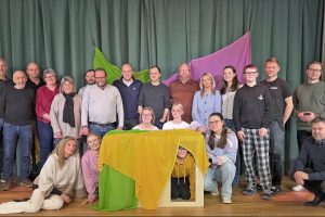 Denne gjengen øver hardt for å få publikum til å le i årets Glåmosrevy.