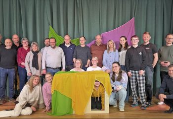 Denne gjengen øver hardt for å få publikum til å le i årets Glåmosrevy.