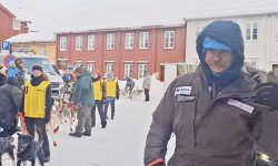 Robert Sørli signaliserer til Rørosnytt at han har trua rett før start.
Foto: Tore Østby