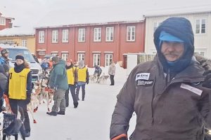 Robert Sørli signaliserer til Rørosnytt at han har trua rett før start.
Foto: Tore Østby