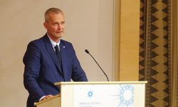 Når budsjettet skal behandles i kommunestyret kommer økonomisjef Roger Mikkelsen tradisjonen tro trolig til å stille i blå dress.
Arkivfoto: Tore Østby