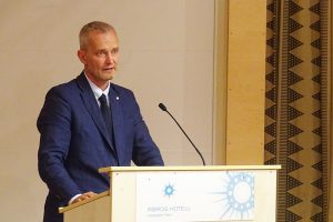 Når budsjettet skal behandles i kommunestyret kommer økonomisjef Roger Mikkelsen tradisjonen tro trolig til å stille i blå dress.
Arkivfoto: Tore Østby