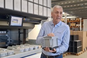 Rolf Schølberg viser fram en av de mange beholderne, som ved hjelp av innebygde vekt, selv bestiller påfyll fra leverandøren.
Foto: Tore Østby