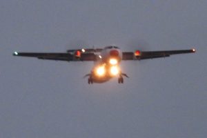 Ruteflyet til Røros går inn for landing på en flyplass Civita vil legge ned.
Foto: Tore Østby