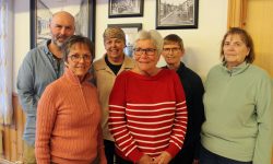 Beredskapskoordinator i Røros kommune Frode Skogås sammen med Omsorgsberedsgruppen i Sanitetskvinnene Røros og Aursund Sanitetsforening. Sissel Schølberg, Ruth Helen Haugen, Eva Brynhildsvoll, Reidun Båtnes Sødal og Anne - Berit Floor. Foto: Tove Østby
