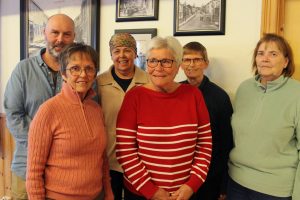 Beredskapskoordinator i Røros kommune Frode Skogås sammen med Omsorgsberedsgruppen i Sanitetskvinnene Røros og Aursund Sanitetsforening. Sissel Schølberg, Ruth Helen Haugen, Eva Brynhildsvoll, Reidun Båtnes Sødal og Anne - Berit Floor. Foto: Tove Østby