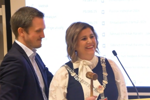 Christian Elgaaen overrakte kjede og klubbe til den nye ordføreren på Røros Sadmira Buljubasic.
Foto: Fjell-TV