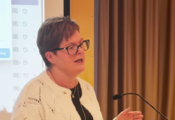 Heidi Greni på talerstolen som styreleder i Røros Folkehøyskole
Foto: Tore Østby