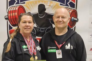 Hilde O. Dretvik og Geir Bedin fra Røros styrkeløftklubb deltok på NM i helga. Foto: Theo Dretvik