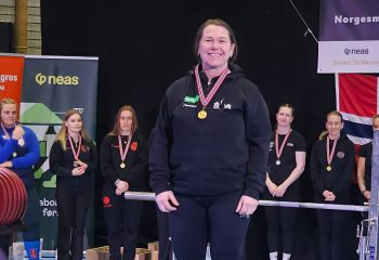 Hilde O. Dretvik ble dobbelt Norgesmester for kort tid siden. I helga løfter hun for nye gullmedaljer. Foto: Theo Dretvik.