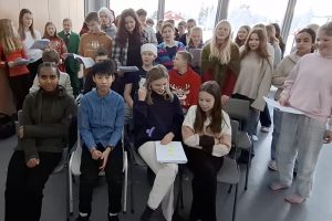 Åttende trinn er godt i gang med øvingen til en Karry Kalkun og Frokostfrakken.
Foto: Tore Østby