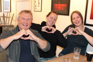 Geir Lundh, Karoline Mikkelsen Knutsen og Marte Knutsen Mikkelsen er klare for temakveld om kjærlighet. Foto: Tove Østby