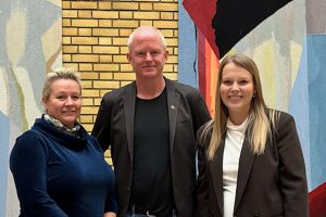Lill Hariett Sandaune (Frp), Lars Haltbrekken  (SV) og Maren Grøthe (Sp) står sammen for Unicare Røros.
Foto: Privat