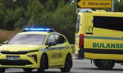Den skkadde ble behandlet ved siden av veien.
Foto: Tore Østby