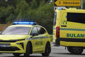 Den skkadde ble behandlet ved siden av veien.
Foto: Tore Østby