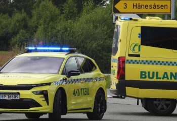 Den skkadde ble behandlet ved siden av veien.
Foto: Tore Østby