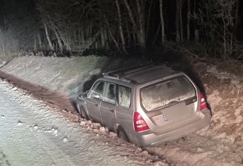 Bilen står i grøfta ved veien.
Leserbilde