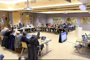 Hyttebygging i Mattislia ble stanset av et flertall på 15 mot 12. Skjermdump: TV-sending fra kommunestyret produsert av Fjell-TV på oppdrag fra Røros kommune.