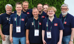 Bak f.v. Tolle Stabell, Tor Eivind Grude, Erik Berg, Christian Bakke, Sten Bjertnes. Foran f.v. Boye Brogeland, Geir Helgemo, Nicolai Heiberg-Evenstad. Foto: Norsk Bridgeforbund