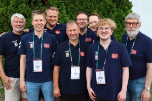 Bak f.v. Tolle Stabell, Tor Eivind Grude, Erik Berg, Christian Bakke, Sten Bjertnes. Foran f.v. Boye Brogeland, Geir Helgemo, Nicolai Heiberg-Evenstad. Foto: Norsk Bridgeforbund