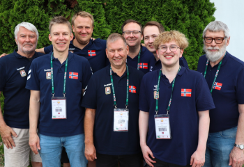 Bak f.v. Tolle Stabell, Tor Eivind Grude, Erik Berg, Christian Bakke, Sten Bjertnes. Foran f.v. Boye Brogeland, Geir Helgemo, Nicolai Heiberg-Evenstad. Foto: Norsk Bridgeforbund