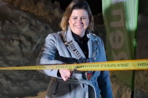 Ordfører Sadmira Buljubasic åpnet elbillader i Brekken. Foto: Tore Østby