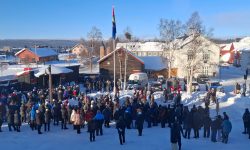 Mange hadde tatt turen til Nilsenhjørnet i formiddag for å delta på markeringen av Samenes nasjonaldag. Foto: Tore Østby