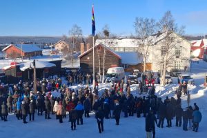Mange hadde tatt turen til Nilsenhjørnet i formiddag for å delta på markeringen av Samenes nasjonaldag. Foto: Tore Østby