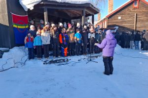 Elever fra Røros skole og Røros kulturskole urfremførte  «Rossen dajven vuelie» av Marja Mortensson. Foto: Tore Østby