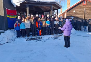Elever fra Røros skole og Røros kulturskole urfremførte  «Rossen dajven vuelie» av Marja Mortensson. Foto: Tore Østby