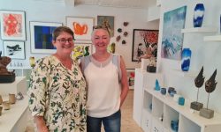 Driverne av galleriet Kunst & Kaos, Sgrid M. Jansen og Ellen Kristine Klemmetvold. Foto: Tove Østby