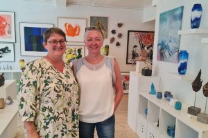Driverne av galleriet Kunst & Kaos, Sgrid M. Jansen og Ellen Kristine Klemmetvold. Foto: Tove Østby