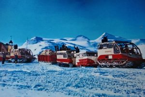 Beltebilar frå Elvesæter turisthotell i Jotunheimen rundt 1960. Foto: Privat