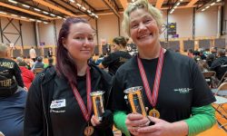 Elene Nilsen (t.v.) med sølvmedalje i NM innendørs bueskyting, og Monicha Nergaard med gullmedalje og norgesmestertittel. (Foto: Privat)