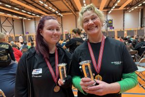 Elene Nilsen (t.v.) med sølvmedalje i NM innendørs bueskyting, og Monicha Nergaard med gullmedalje og norgesmestertittel. (Foto: Privat)