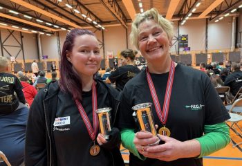 Elene Nilsen (t.v.) med sølvmedalje i NM innendørs bueskyting, og Monicha Nergaard med gullmedalje og norgesmestertittel. (Foto: Privat)